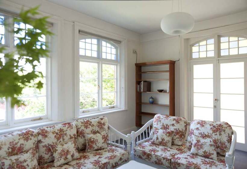 تختخواب و صبحانه Lowena Cafe And Accommodation