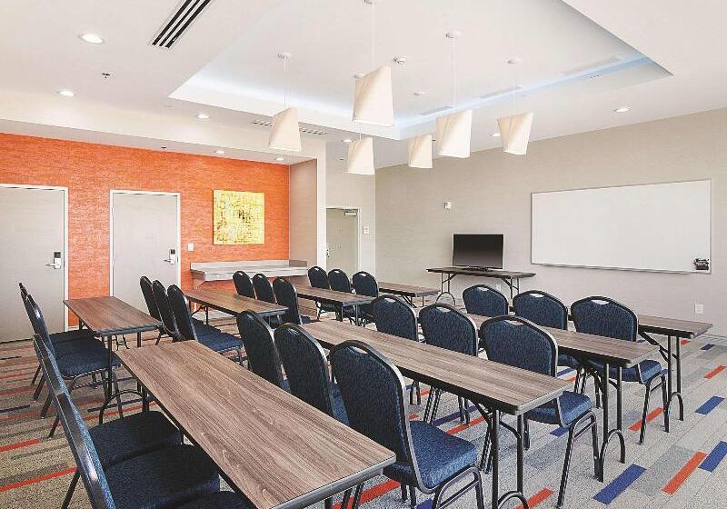 هتل Four Points By Sheraton Plano
