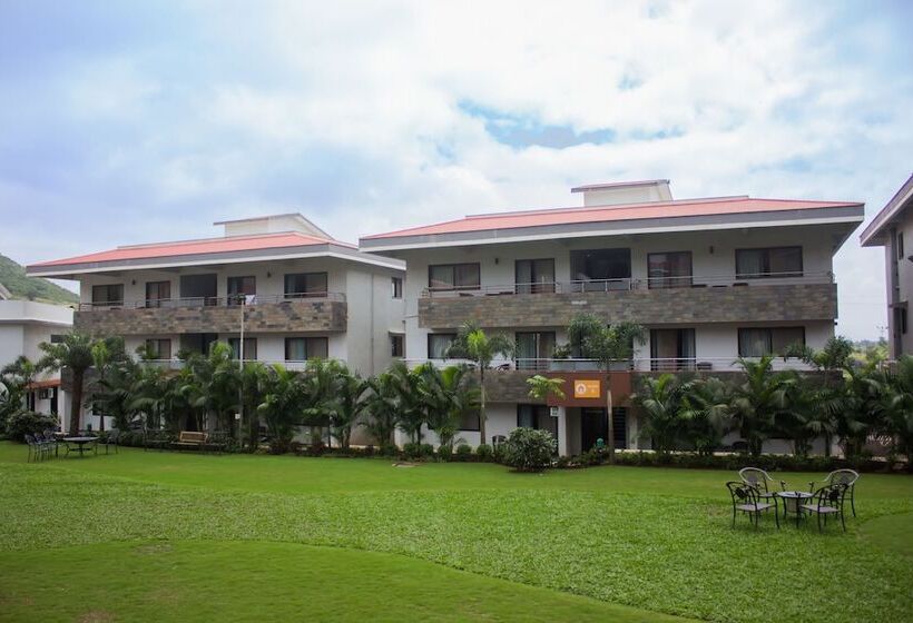 منتجع Club Mahindra Hatgad