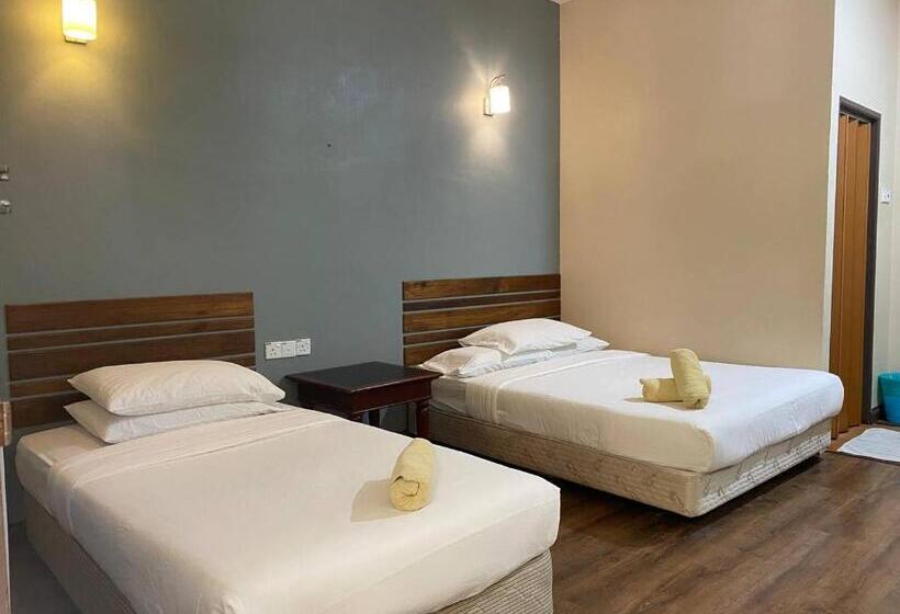 فندق Pandan Laut Beach Resort