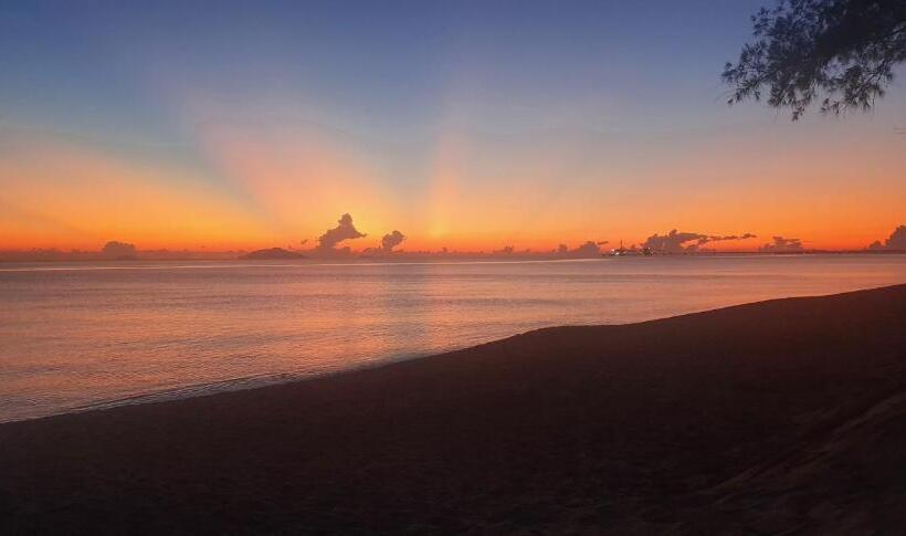 فندق Pandan Laut Beach Resort