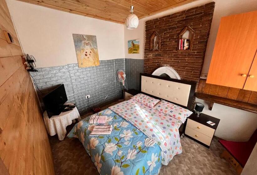 مبيت وإفطار Rooms Merlika  Inside The Castle