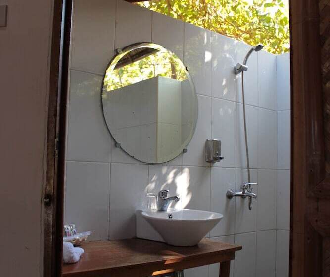 تختخواب و صبحانه Cashew Grove Beach Resort