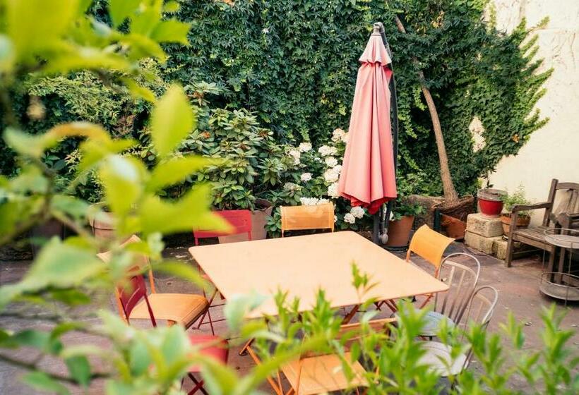 تختخواب و صبحانه Maison De Charme D Arles