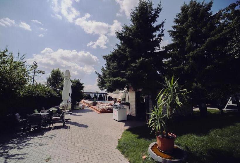 هتل C&c Karo Resort