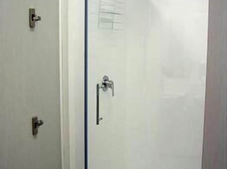 هتل Surf  N  Snow Backpackers