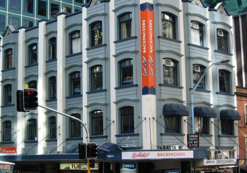 هتل Surf  N  Snow Backpackers