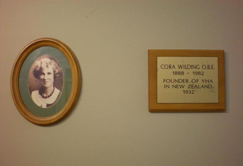 هتل Yha Rolleston House