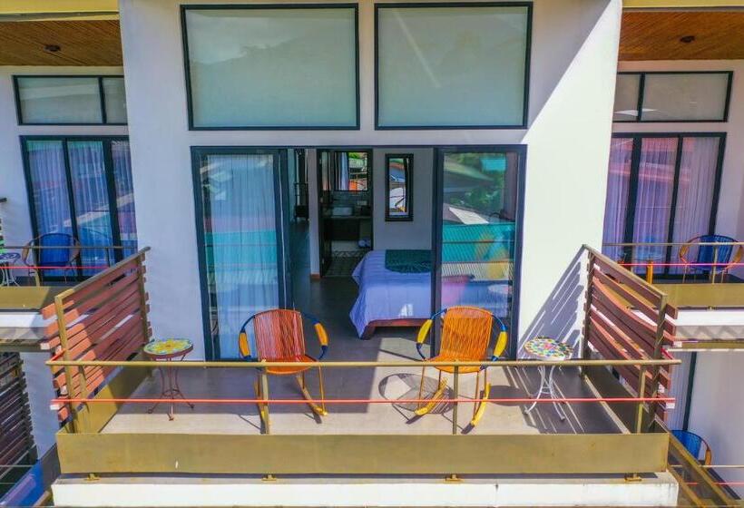 تختخواب و صبحانه La Fortuna Lodge By Treebu Hotels