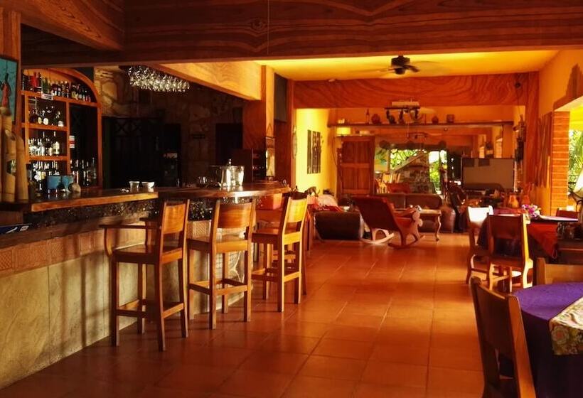 هتل Mango Moon Villa