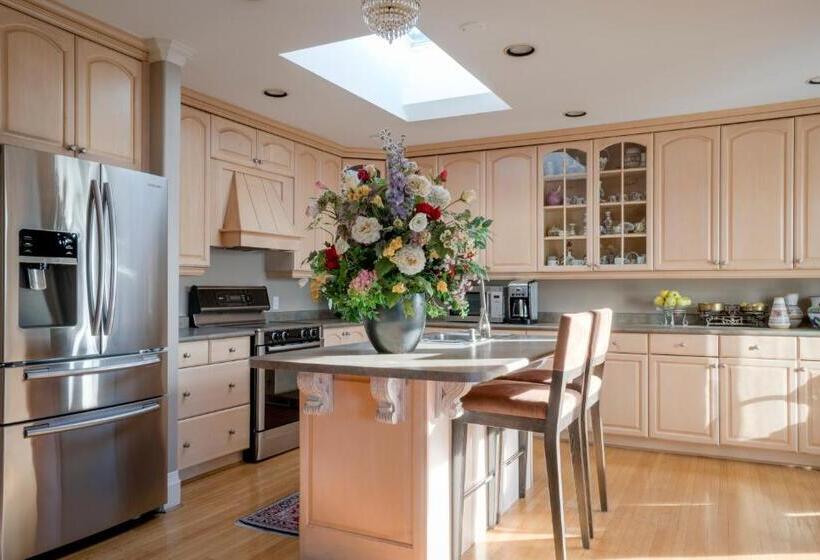هتل Crystal S View Bed & Breakfast