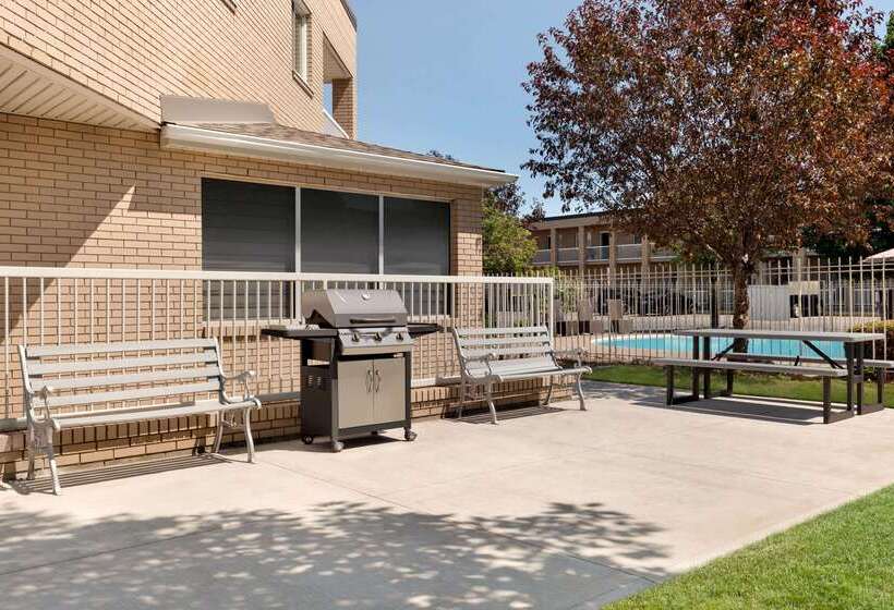 هتل Super 8 By Wyndham Windsor/dougall