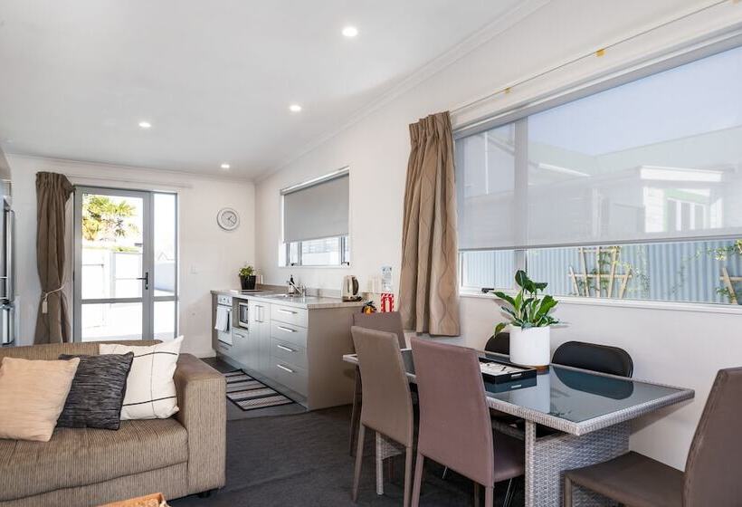 هتل Two Tree Lodge