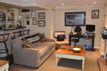 هتل Creekside B&b
