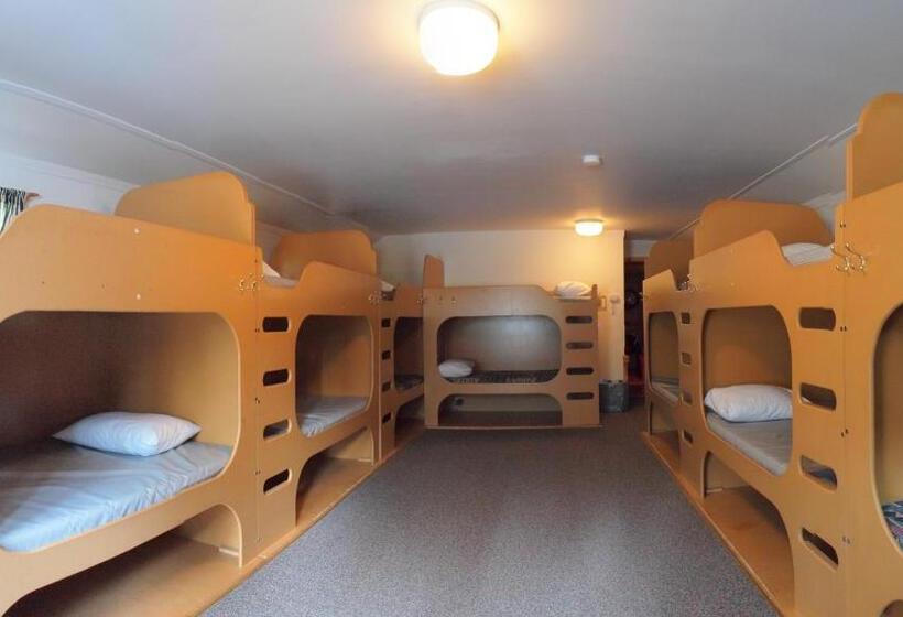 בית מלון כפרי Hi Castle Mountain Hostel