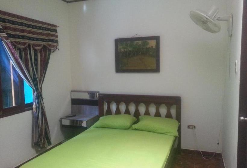 هتل Hostal Selvatrip