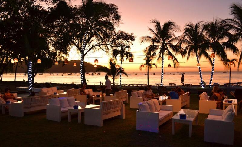 استراحتگاه Café De Playa Beach Front