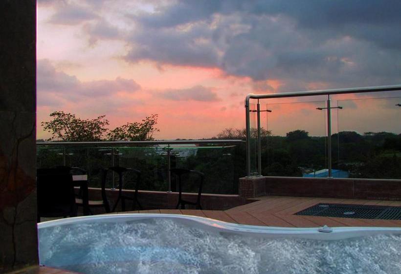 Hausen Hotel   Suites