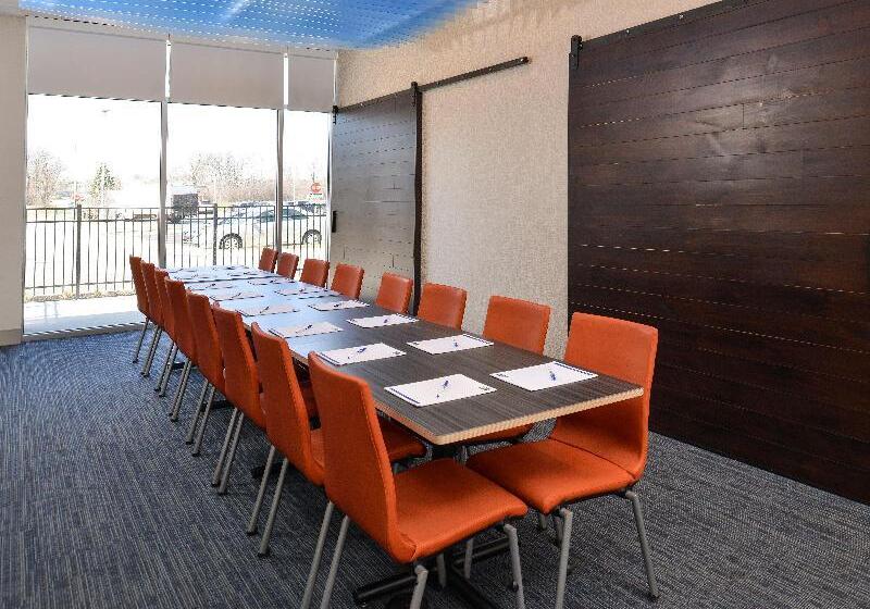 Отель Holiday Inn Express & Suites   Brighton South   Us 23, An Ihg