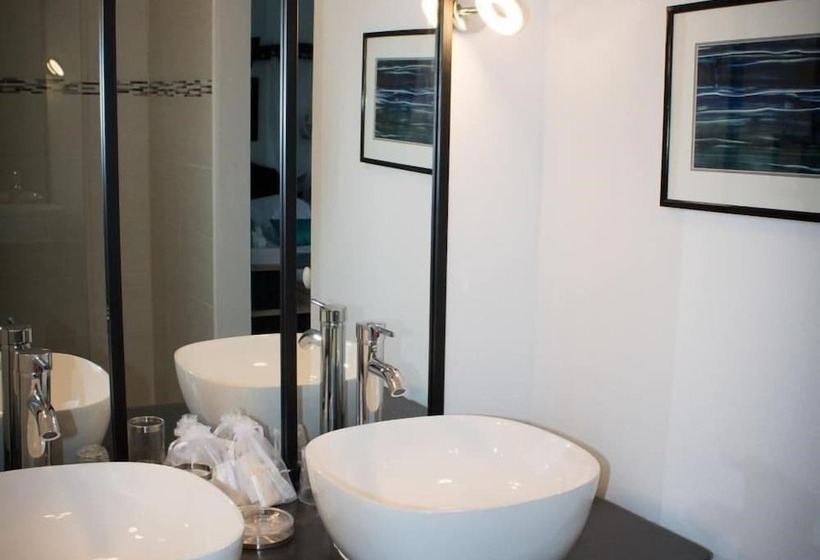 ホテル Logis Hôtel & Restaurant Au Clos Paillé Charme & Caractère