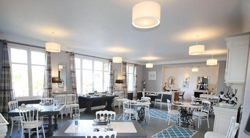 ホテル Logis Hôtel & Restaurant Au Clos Paillé Charme & Caractère