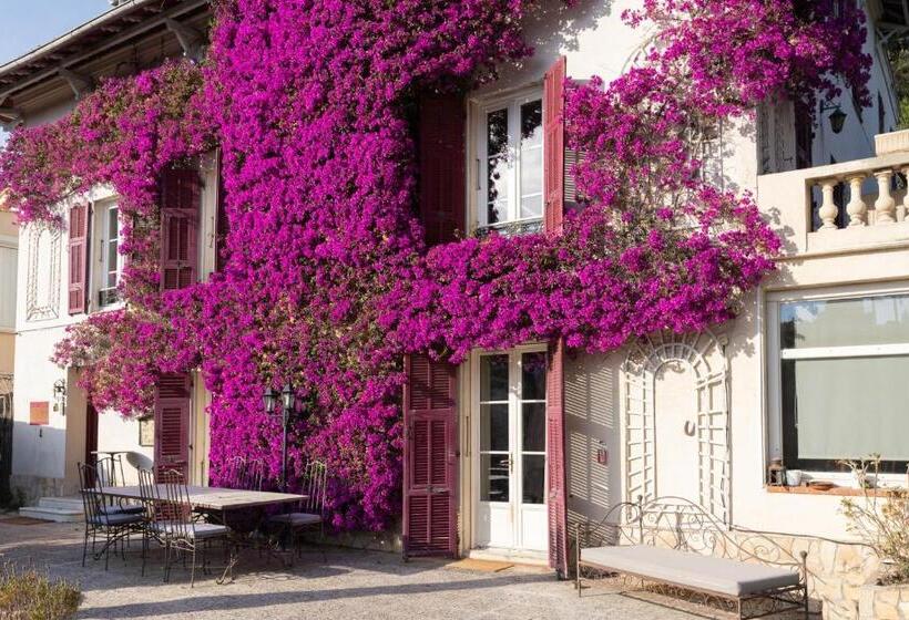تختخواب و صبحانه Castel Enchanté