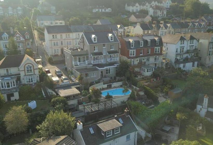 ベッドアンドブレックファースト The Poplars Guest House