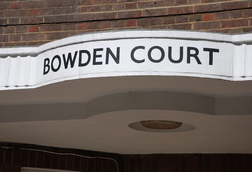 هاستل Bowden Court