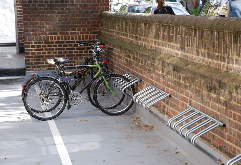 هاستل Bowden Court