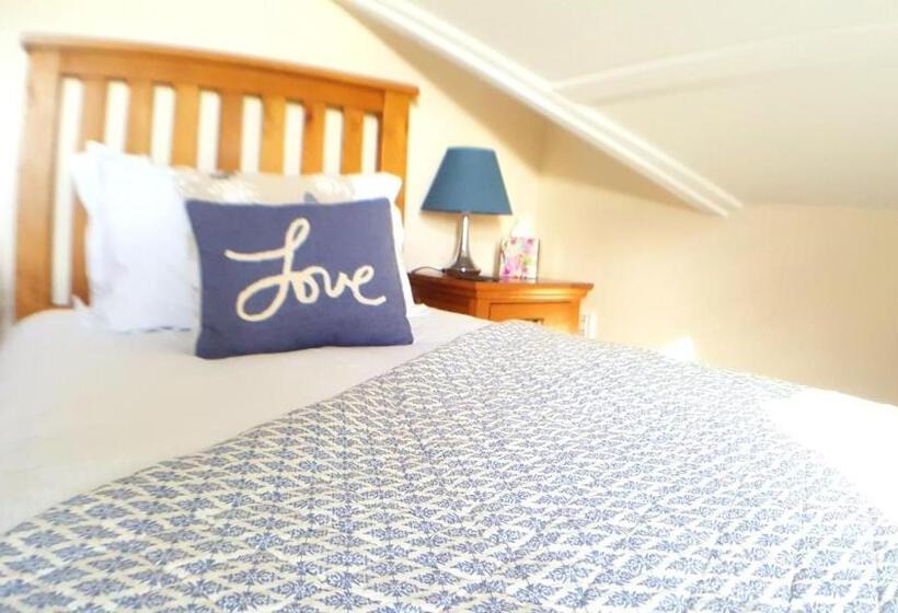 مبيت وإفطار Schooner Point Guest House