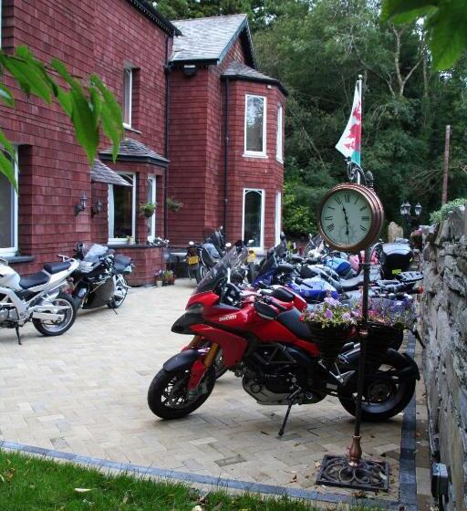 Lledr House Hostel Near Two Zip World Sites