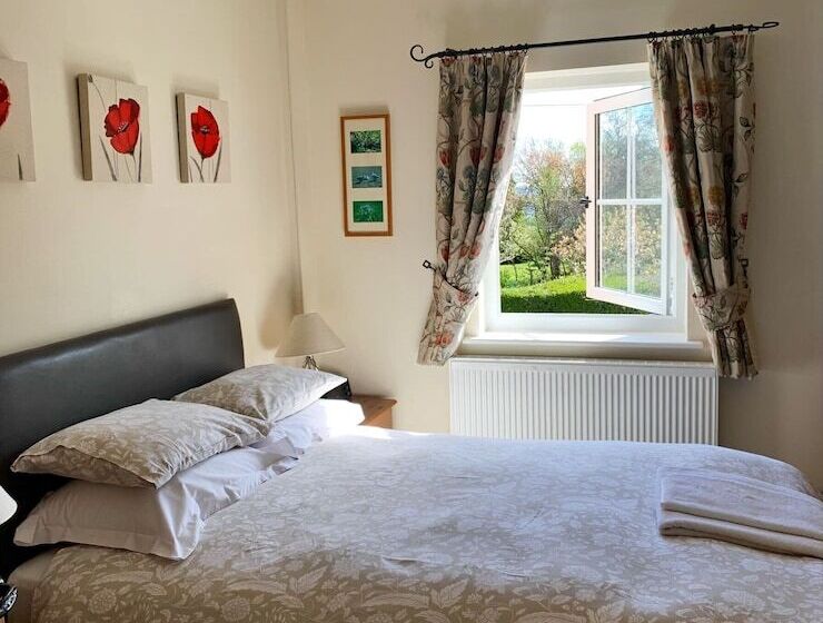 مبيت وإفطار The Farm Burscough
