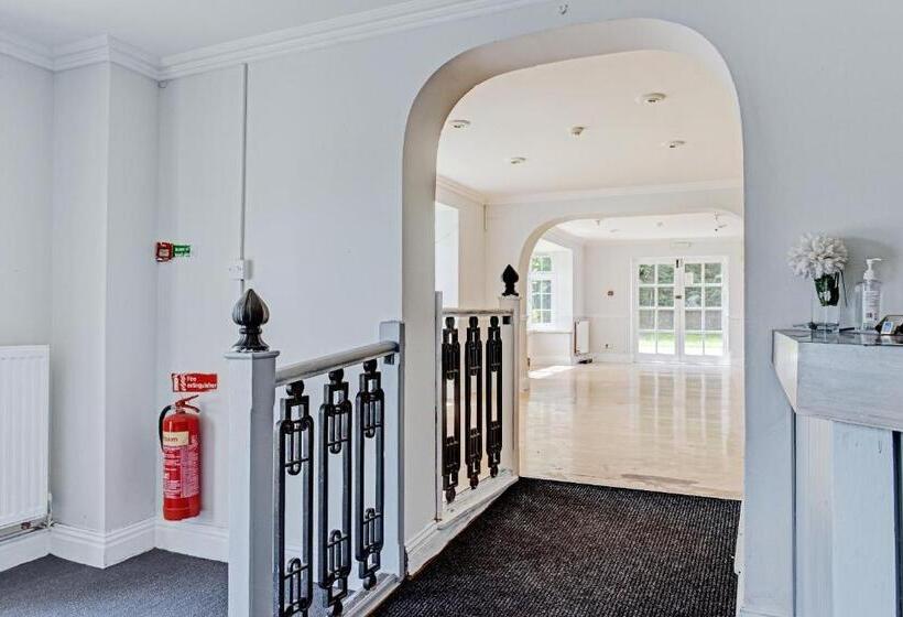 مبيت وإفطار The Gables Hotel, Birmingham Airport