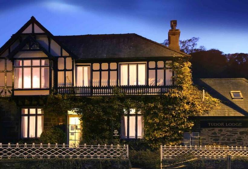 مبيت وإفطار Tudor Lodge