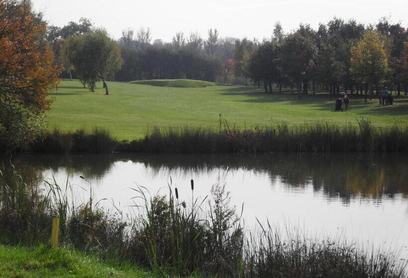 هتل Calderfields Golf & Country Club