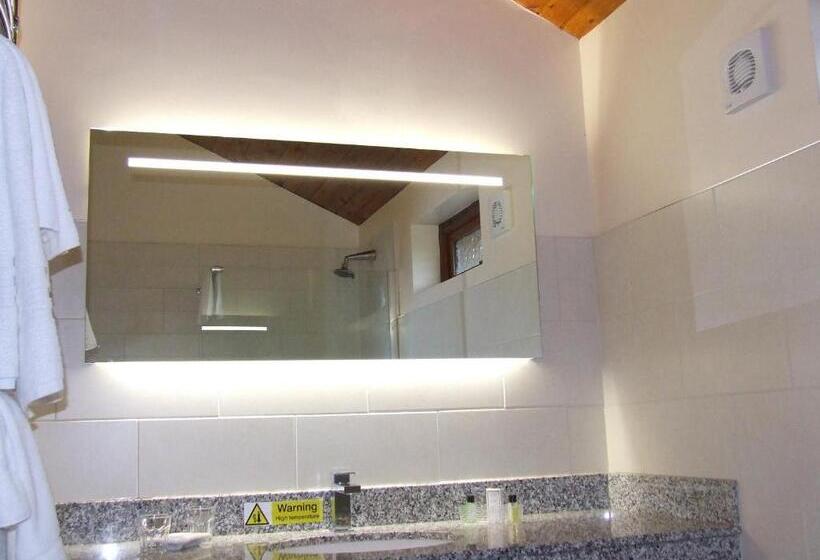 هتل Calderfields Golf & Country Club