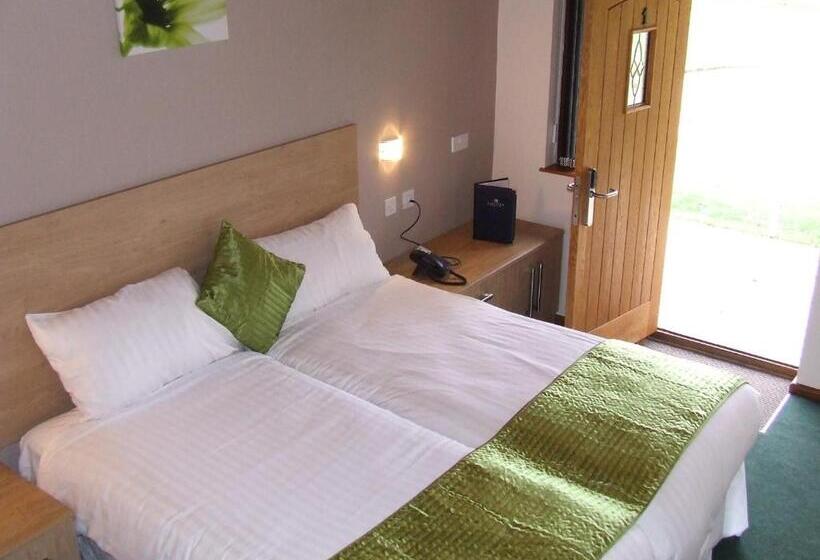 هتل Calderfields Golf & Country Club