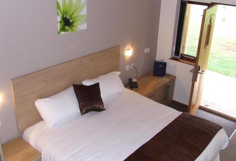 هتل Calderfields Golf & Country Club