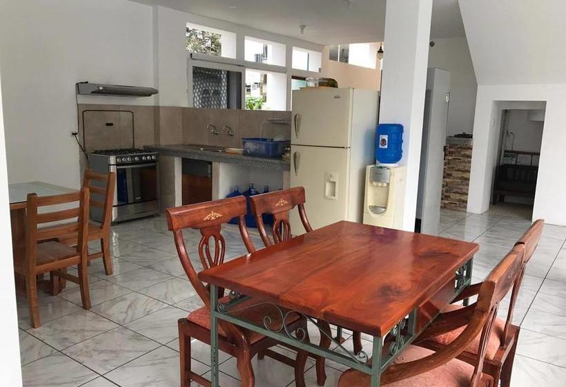 هاستل Hostal La Mirada Del Solitario George