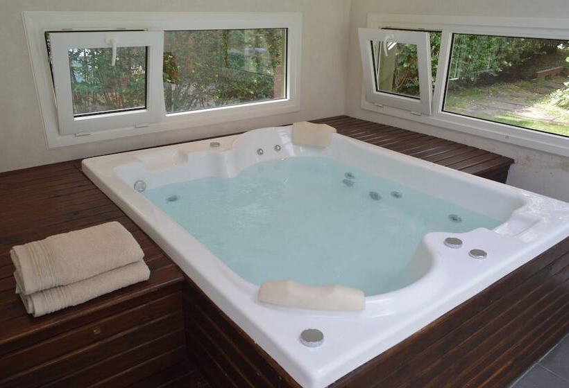 هتل Valeria House Rental Suites