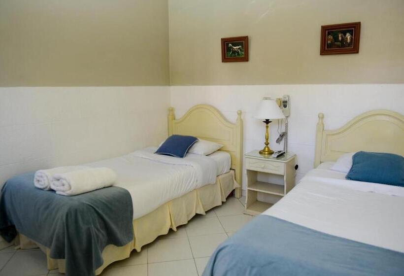Bernie S Bed & Breakfast , A 3 Kilometros Del Aerop Ezeiza, Van ,in Out, Free Ezeiza Airport
