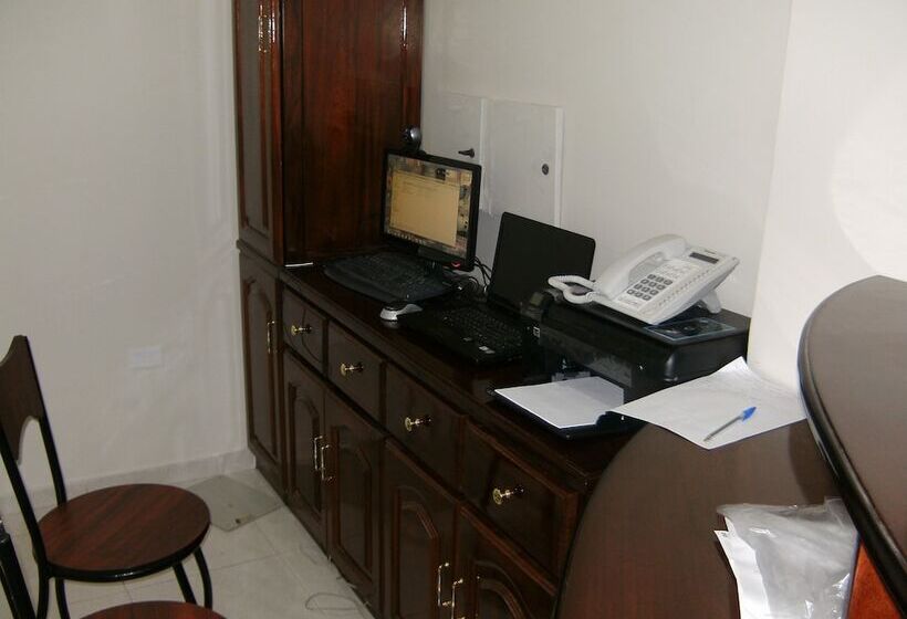 هتل Hostal Fevilamir