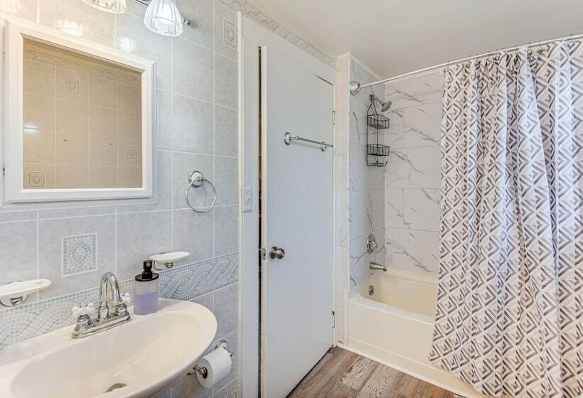 Charming Smithfield House: Walk To Downtown!
