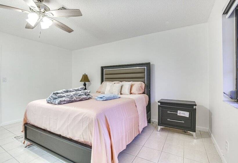 15 Mi To Beach: Modern Coral Springs Home