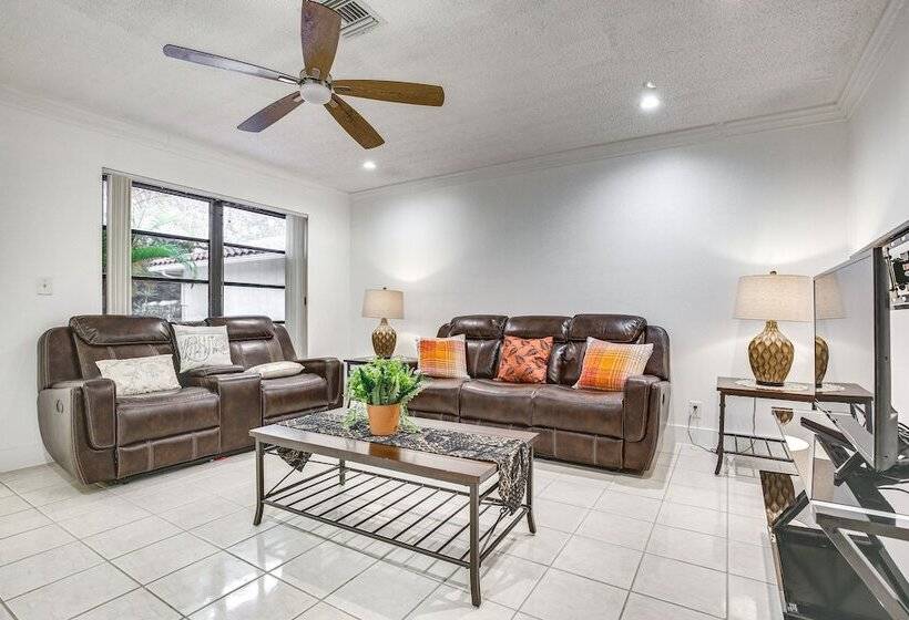 15 Mi To Beach: Modern Coral Springs Home