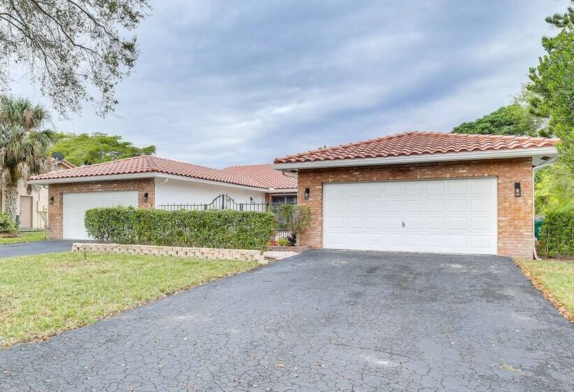 15 Mi To Beach: Modern Coral Springs Home