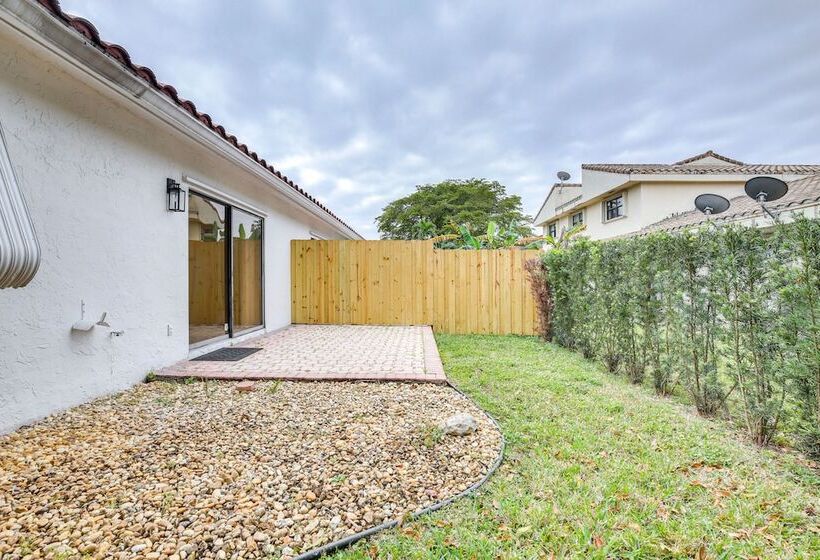 15 Mi To Beach: Modern Coral Springs Home