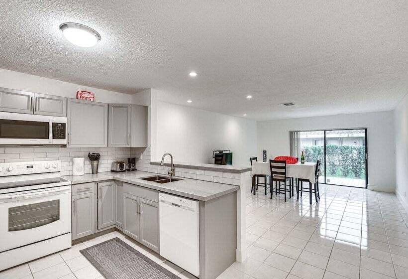 15 Mi To Beach: Modern Coral Springs Home