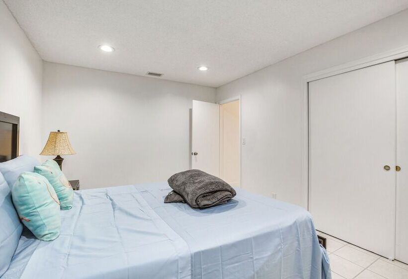 15 Mi To Beach: Modern Coral Springs Home