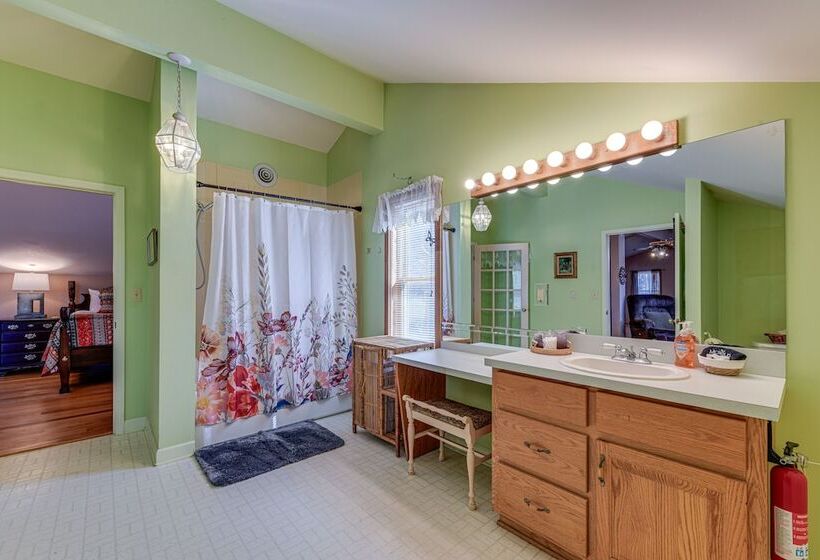 Peaceful Bryson City Cabin W/ Hot Tub & Deck!